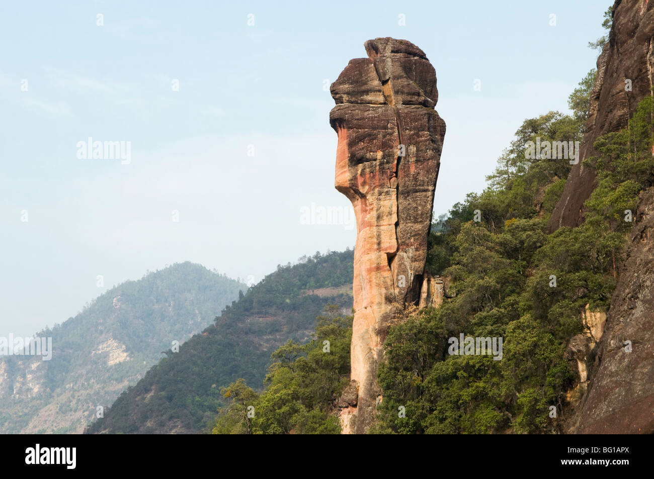 Sperone di roccia in tre gole parallele Parco Nazionale, sito Patrimonio Mondiale dell'UNESCO, la città di depilazione, nella provincia dello Yunnan in Cina e Asia Foto Stock