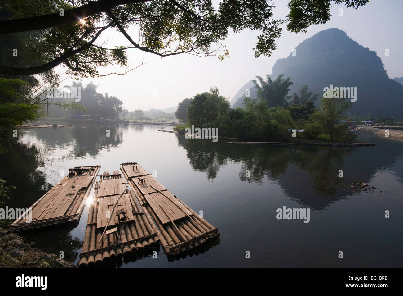Ambiente carsico scenario sul fiume Li (Lijiang) in Yangshuo, vicino a Guilin, provincia di Guangxi, Cina e Asia Foto Stock