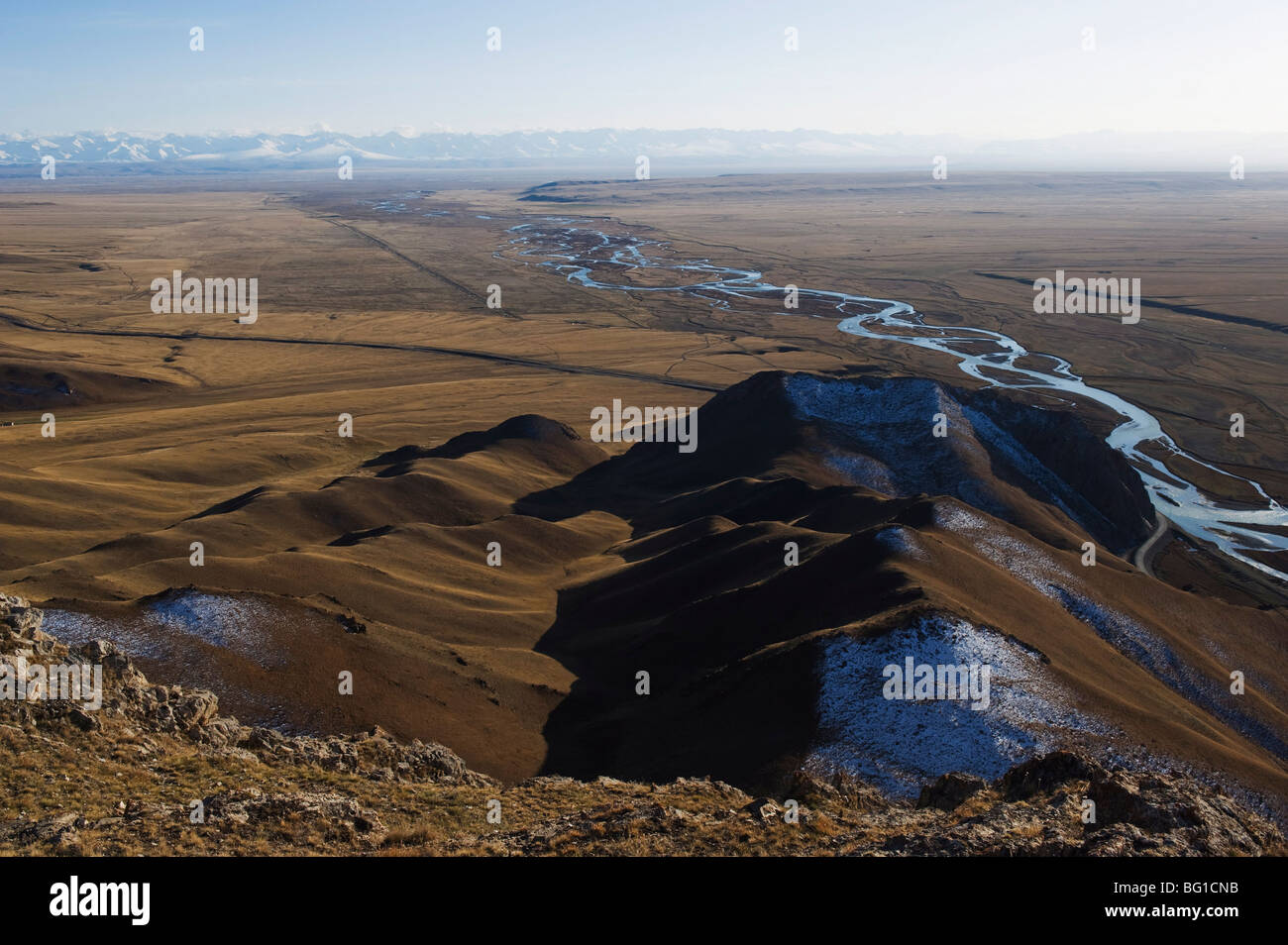 Montagne e il fiume scenario in Bayanbulak, provincia dello Xinjiang, Cina e Asia Foto Stock