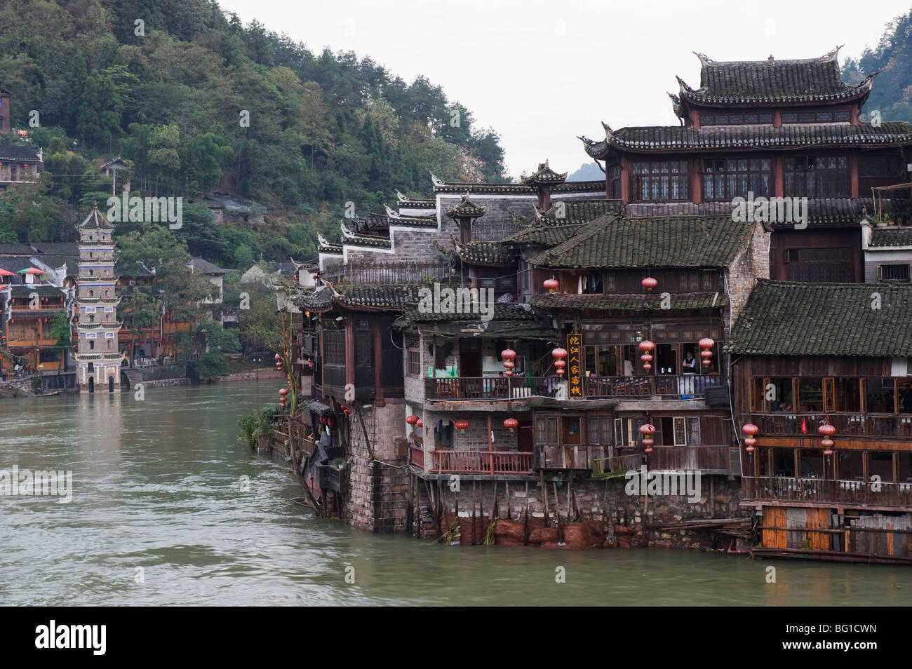 Riverside, vecchia di Fenghuang, nella provincia del Hunan, Cina e Asia Foto Stock