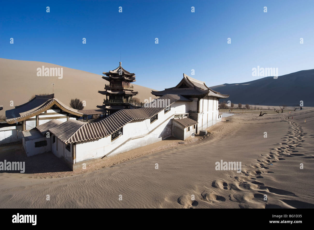 Ming Sha dune di sabbia e il pavilion a mezzaluna Lago, Dunhuang, provincia di Gansu, Cina e Asia Foto Stock