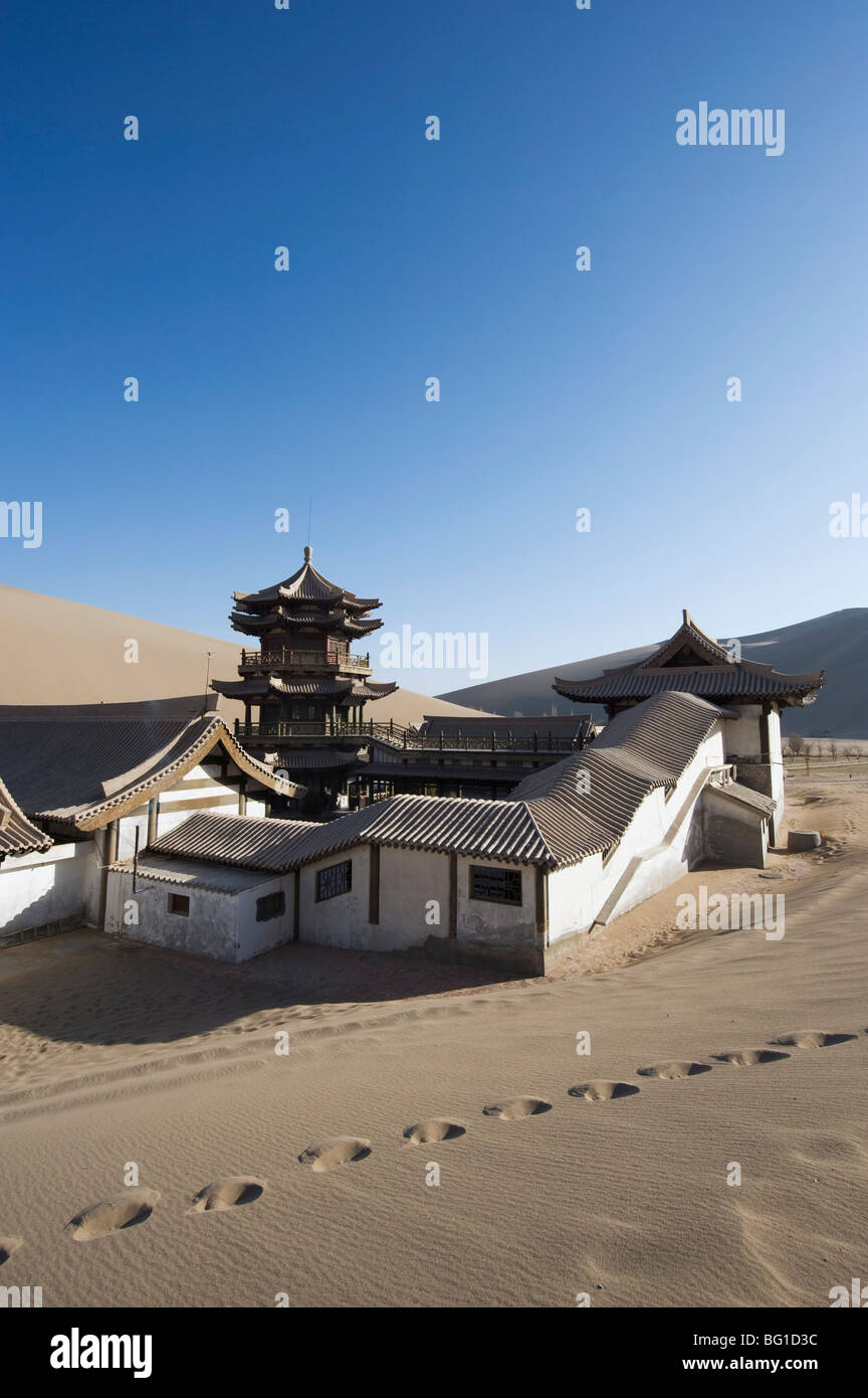 Ming Sha dune di sabbia e il pavilion a mezzaluna Lago, Dunhuang, provincia di Gansu, Cina e Asia Foto Stock