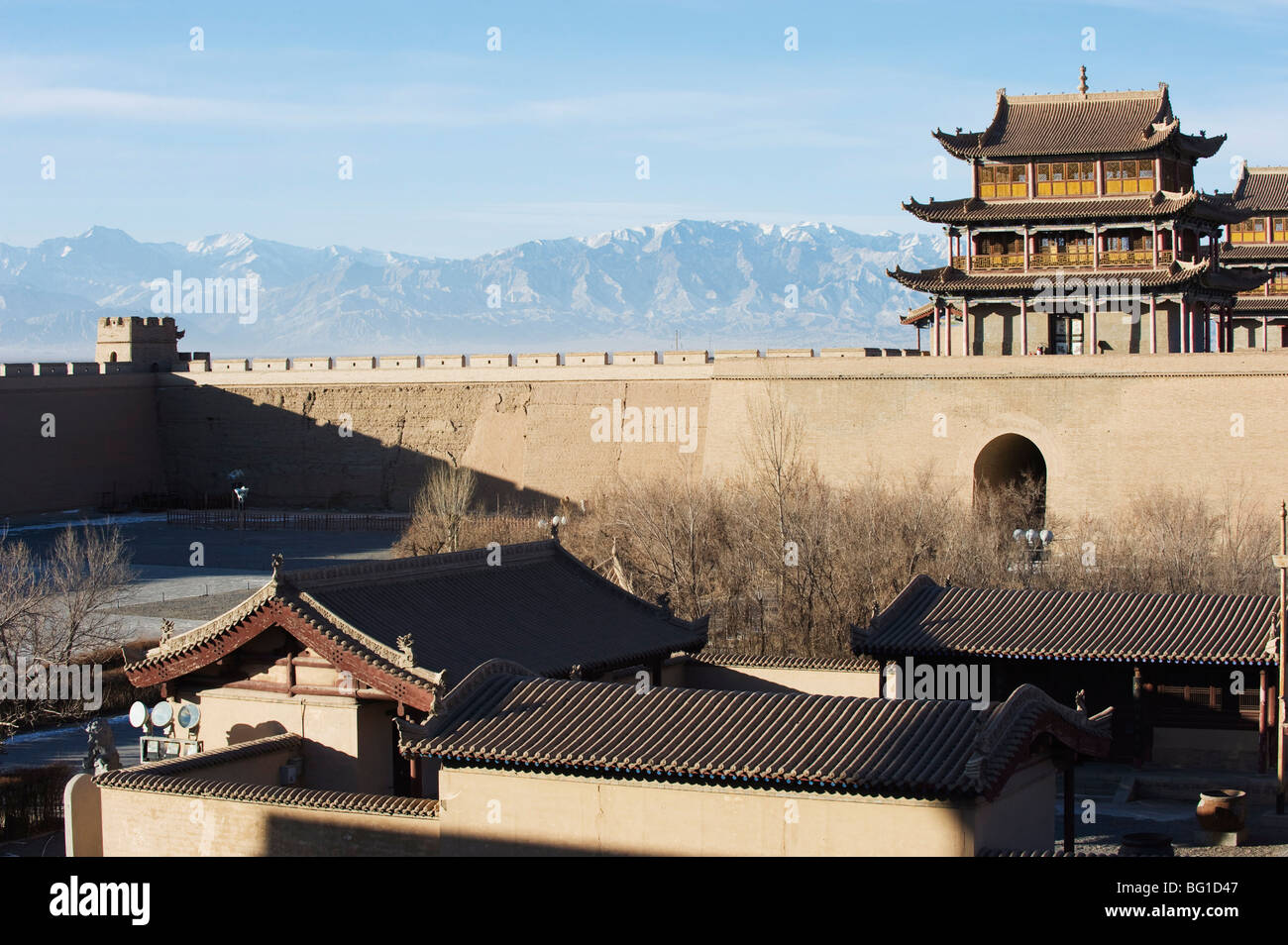 La dinastia Ming Jiayuguan Fort risalente al 1372, con Qilan Shan montagne in Hexi Corridor, provincia di Gansu, Cina e Asia Foto Stock