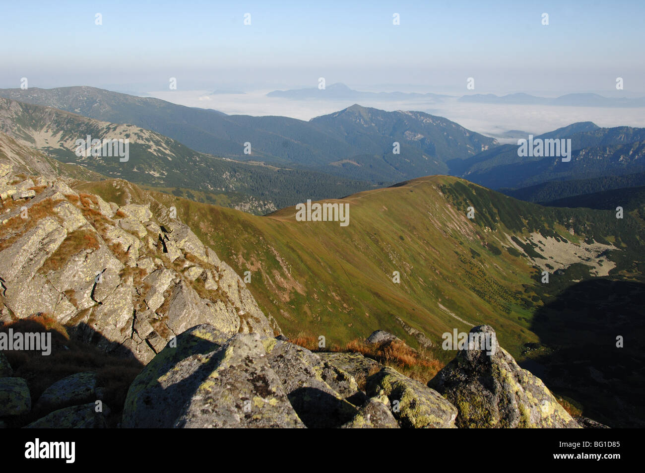 Guardando a Nord dal picco Dumbier nei Bassi Tatra in Slovacchia Foto Stock