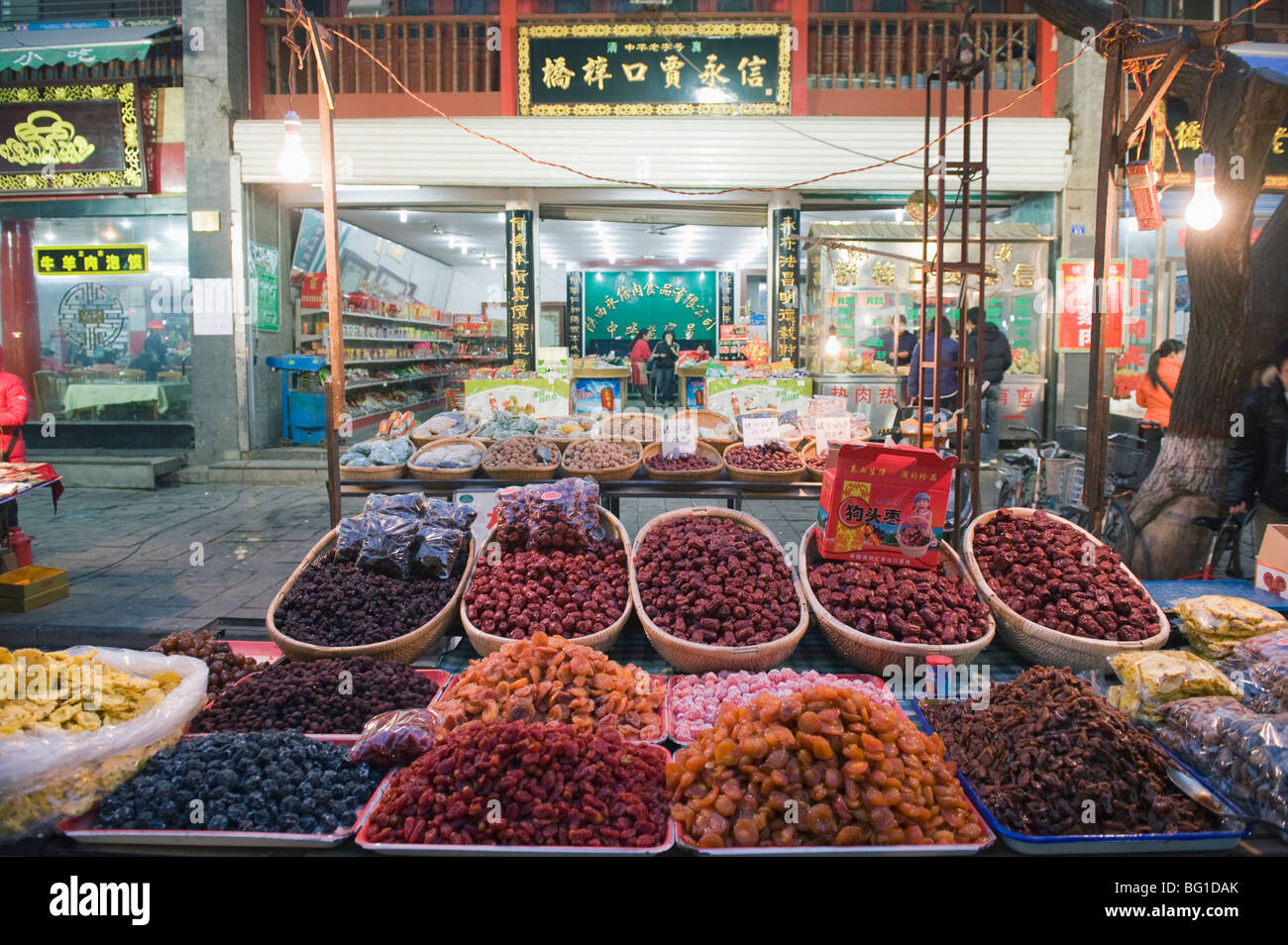 La frutta si trova di fronte a una strada del mercato nella zona musulmana di Xian, Provincia di Shaanxi, Cina e Asia Foto Stock