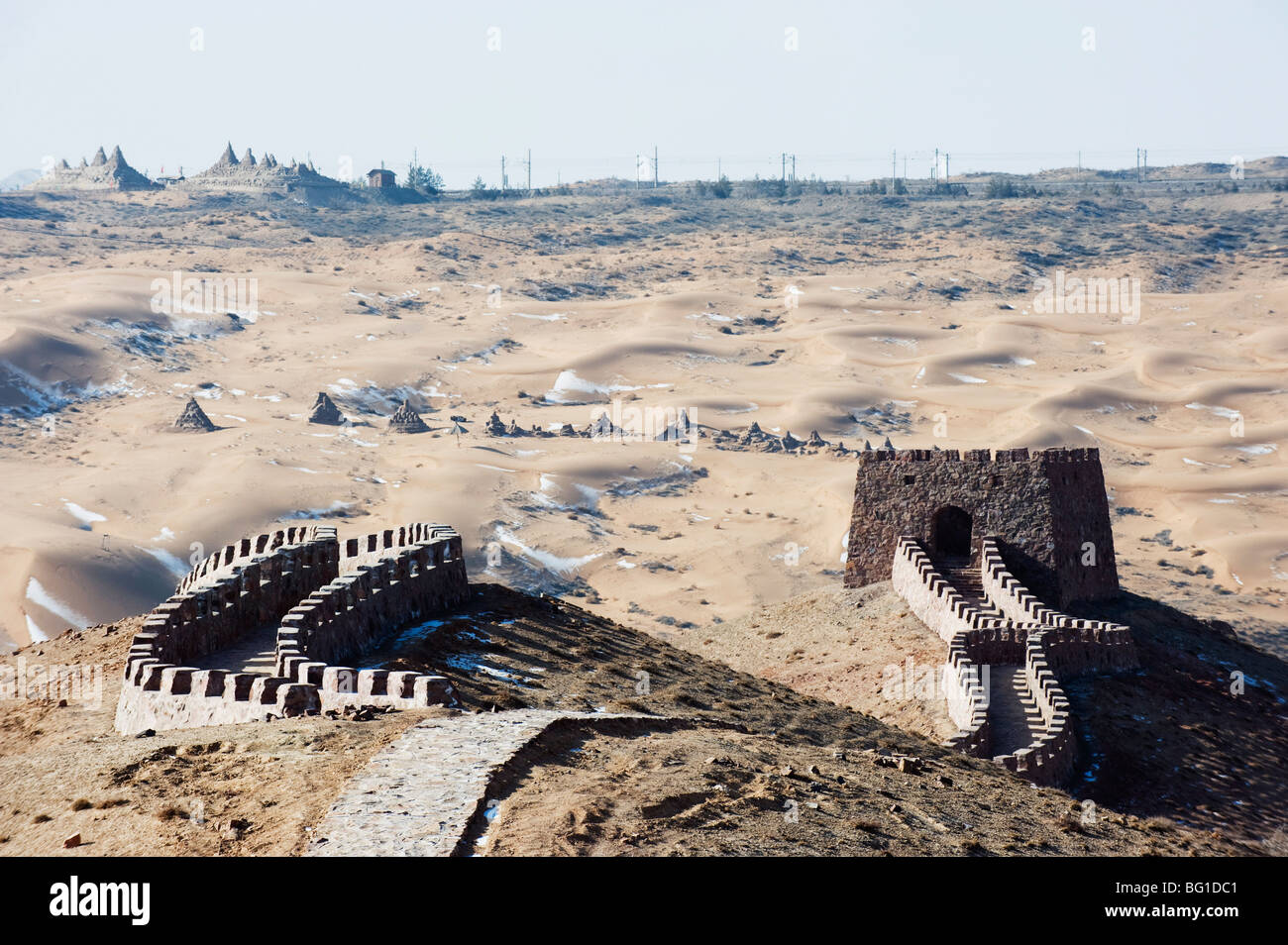 La Grande Muraglia della Cina al Tengger dune di sabbia del deserto in Shapotou vicino Zhongwei, Ningxia, Cina e Asia Foto Stock
