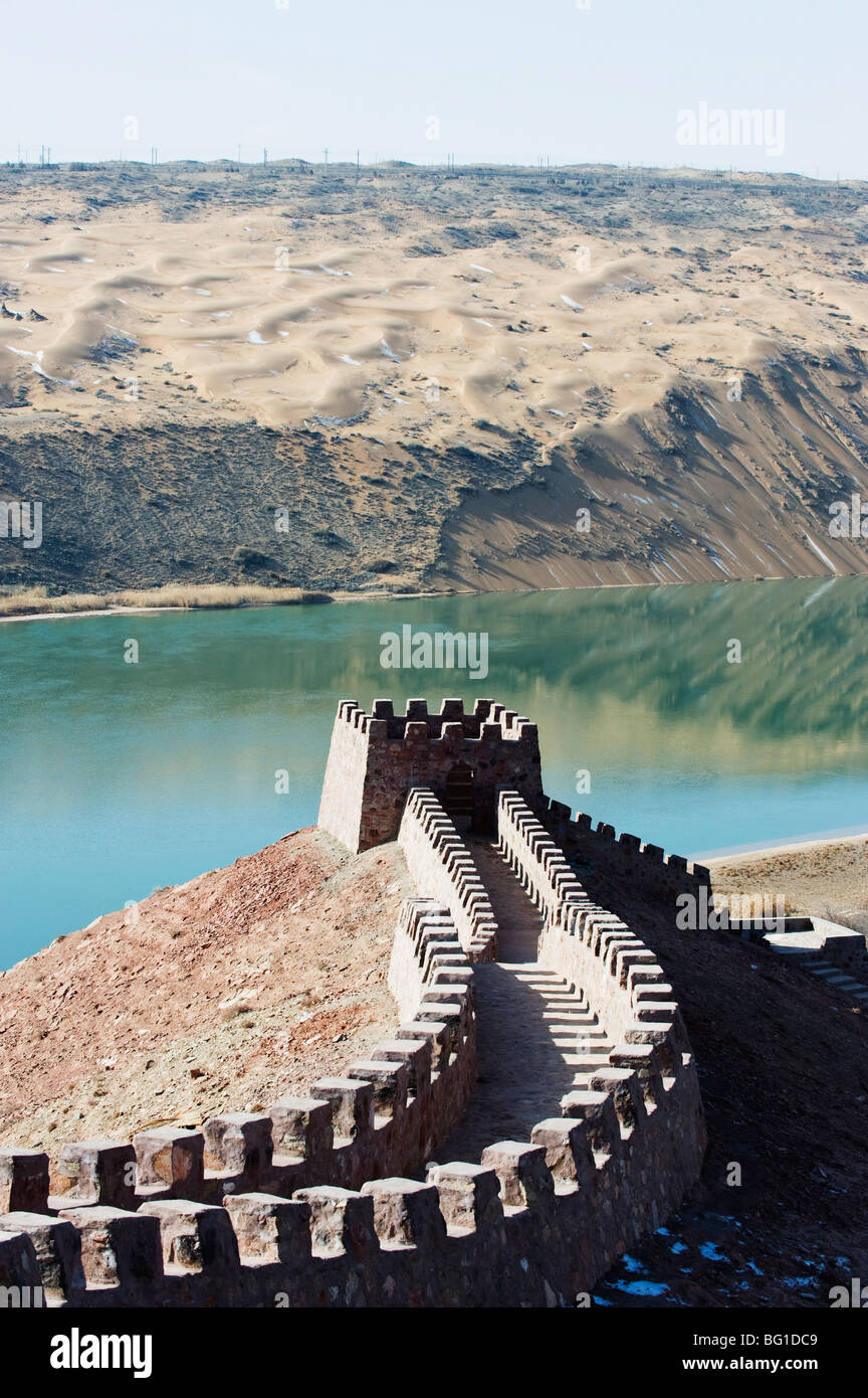 La Grande Muraglia della Cina e il Fiume Giallo nel deserto Tengger a Shapotou vicino Zhongwei, Ningxia, Cina e Asia Foto Stock