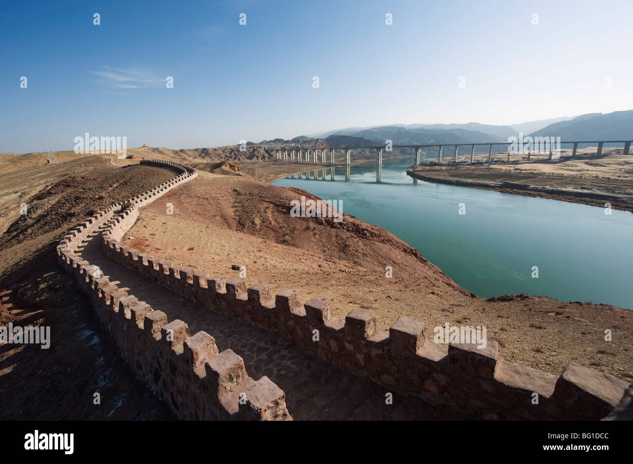 La Grande Muraglia della Cina e il Fiume Giallo nel deserto Tengger a Shapotou vicino Zhongwei, Ningxia, Cina e Asia Foto Stock