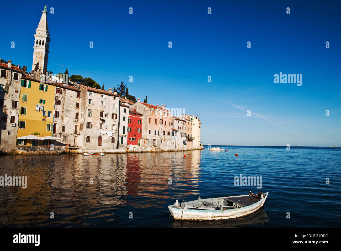 Imbarcazione attraccata a Rovigno Istria Croazia Foto Stock
