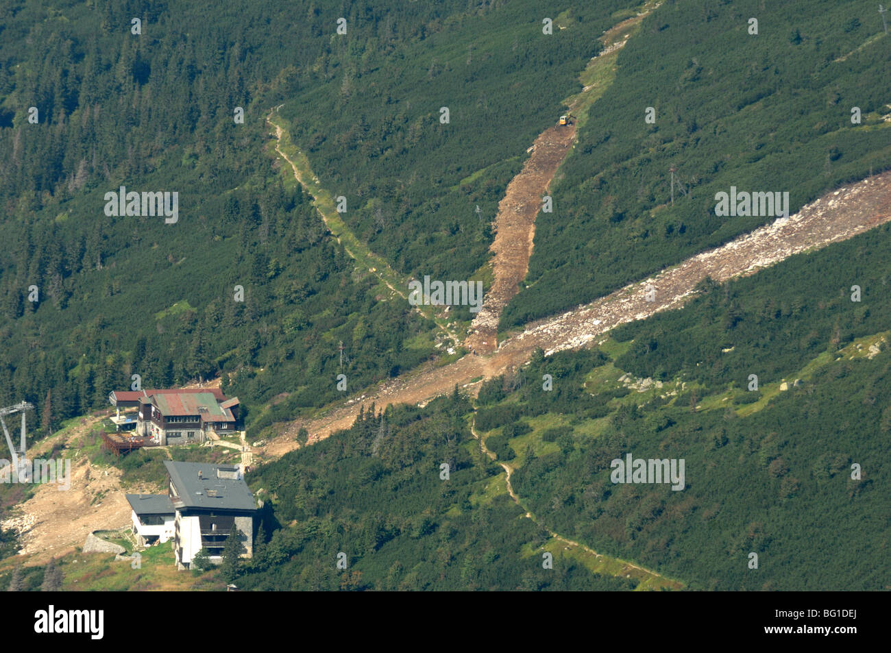 La costruzione di una nuova pista da sci vicino a hotel kosodrevina Dumbier sotto la collina nei Bassi Tatra mountians Slovacchia Foto Stock