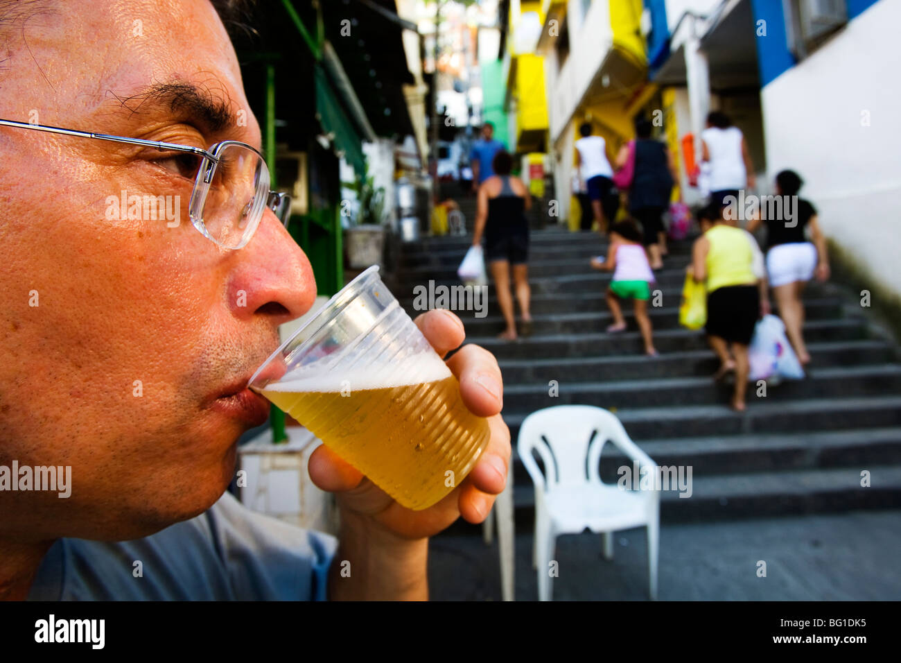 Gli uomini di bere birra in 'Dona Marta' baraccopoli, uno del Rio de Janeiro "favelas' che sono pacificati dalle autorità, Foto Stock