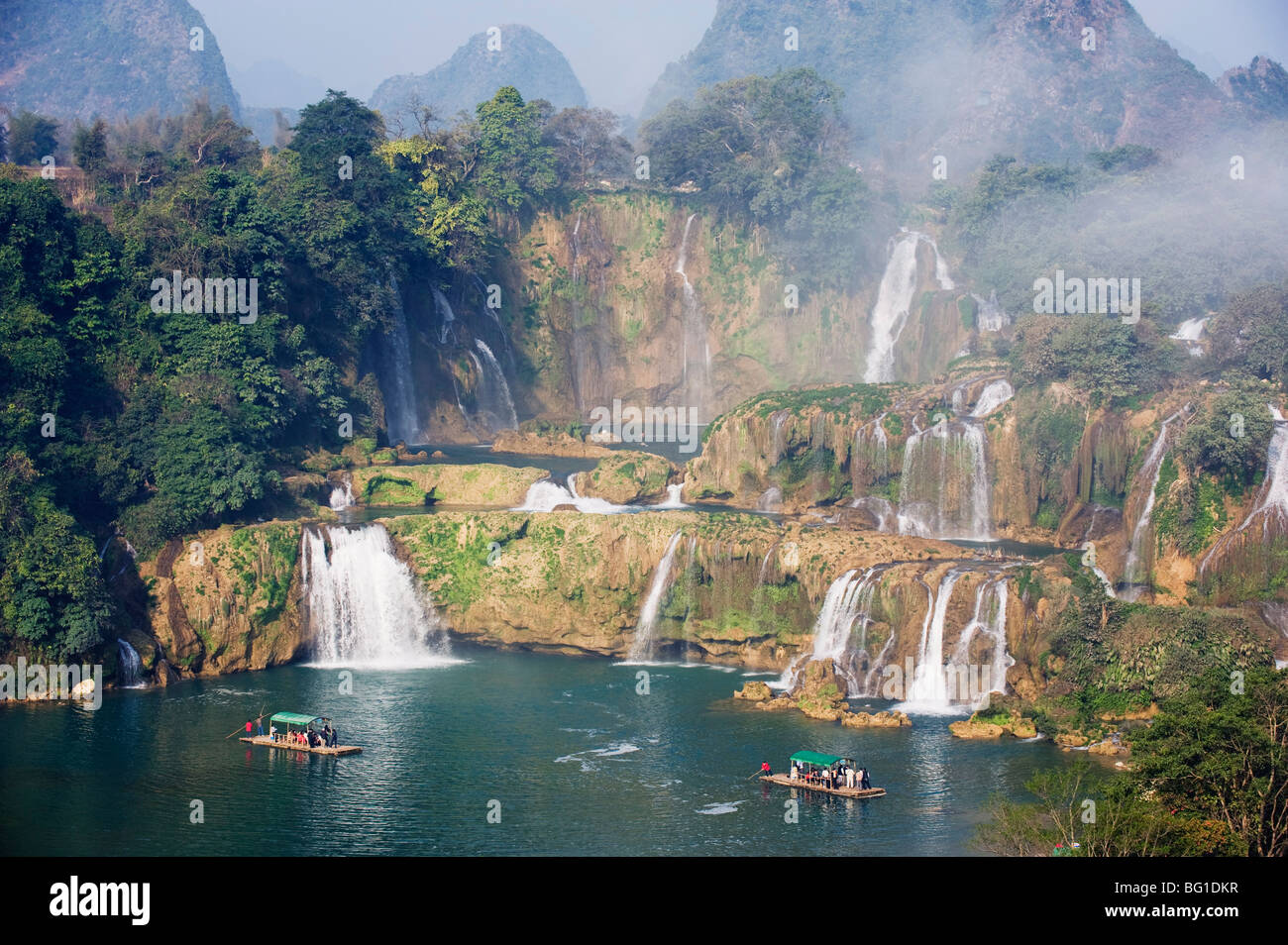 Le imbarcazioni turistiche sotto Detian cade, la Cina e il Vietnam cascata transnazionali, provincia di Guangxi, Cina e Asia Foto Stock