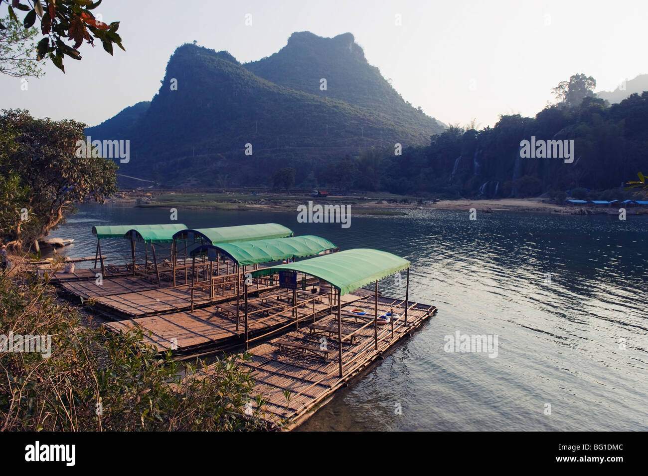 Zattere di bambù sul fiume di Detian cade, provincia di Guangxi, Cina e Asia Foto Stock