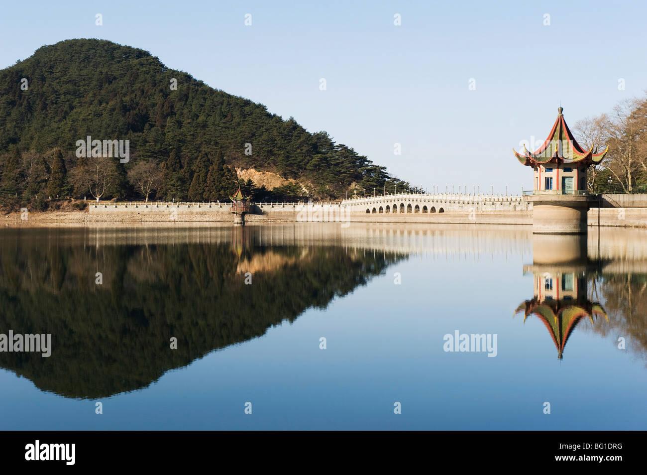 Un antico ponte riflesso nelle acque di un serbatoio a monte Lushan, provincia di Jiangxi, Cina e Asia Foto Stock