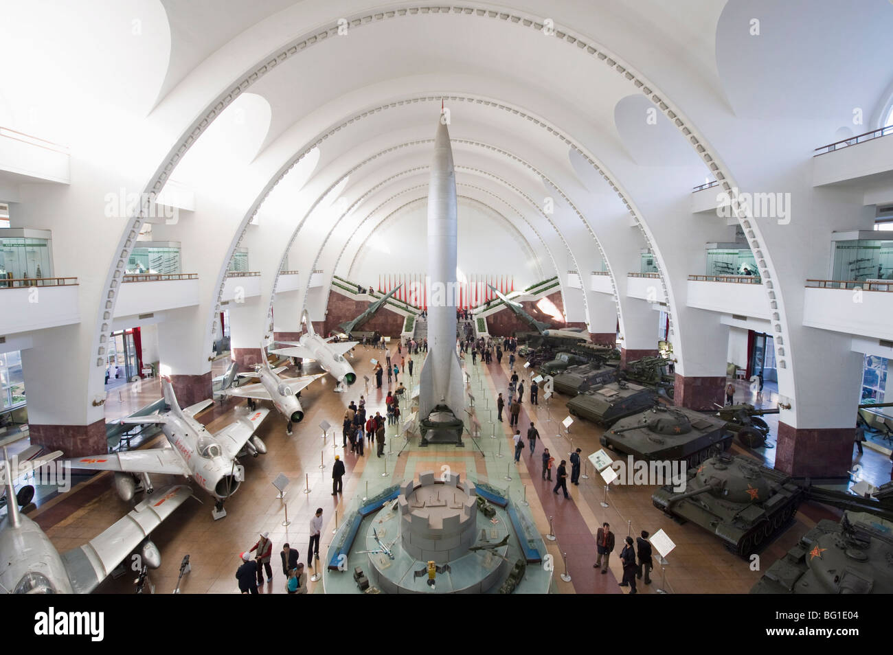 Rocket carri armati e aerei al Museo Militare di Pechino, Cina, Asia Foto Stock