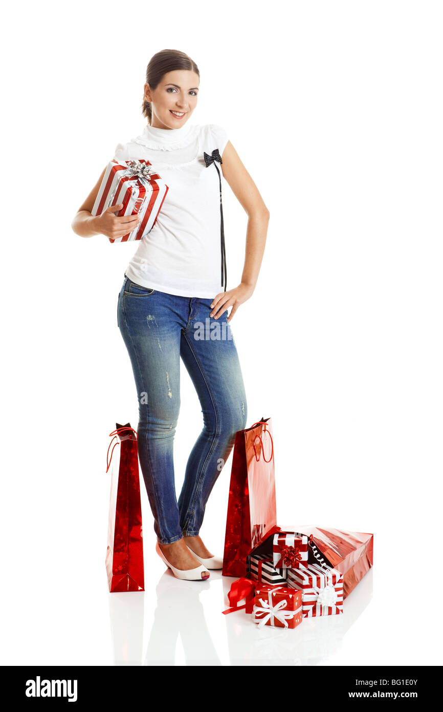 Bella giovane donna con red borse per lo shopping. Il consumismo Concept Foto Stock