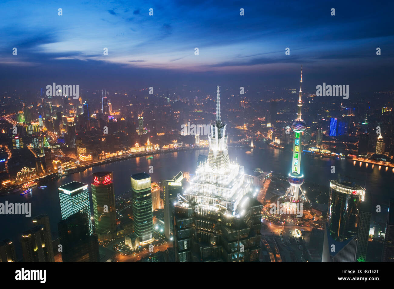 Jinmao e Pearl torri e lo skyline di Pudong, Shanghai, Cina e Asia Foto Stock
