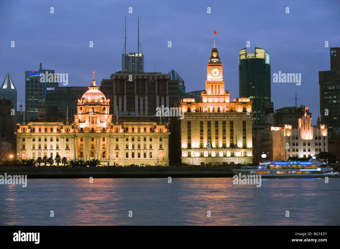 Storico stile coloniale edifici illuminati sul Bund, Shanghai, Cina e Asia Foto Stock