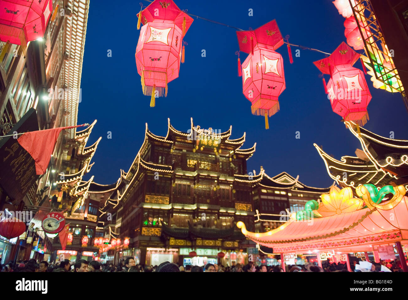 Anno Nuovo Cinese decorazioni presso il Giardino di Yuyuan, Shanghai, Cina e Asia Foto Stock