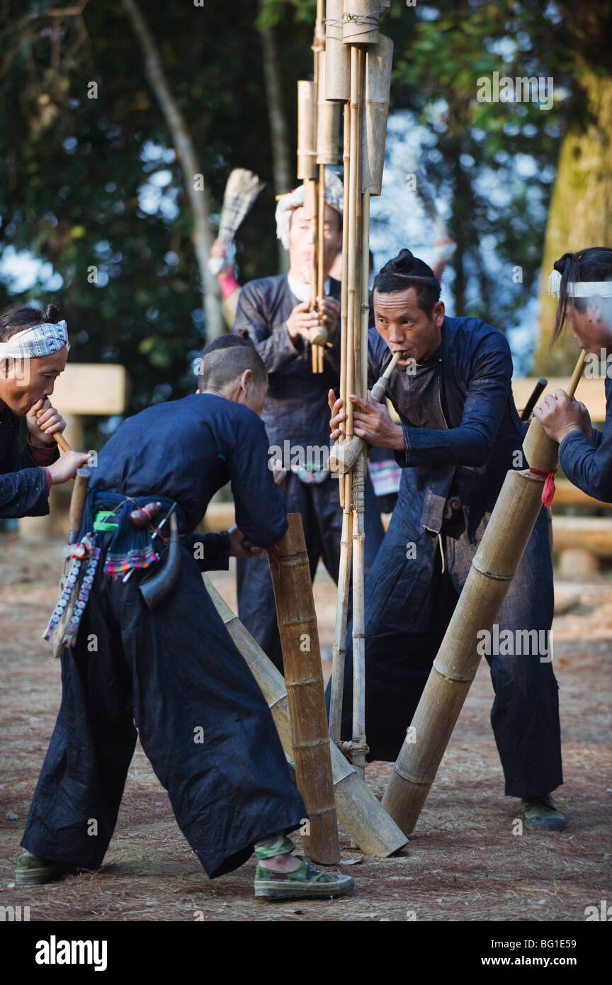 Miao minoranza etnica riproduzione di gruppi musicali tradizionali strumenti di bambù Al Basha, Guizhou, Cina e Asia Foto Stock