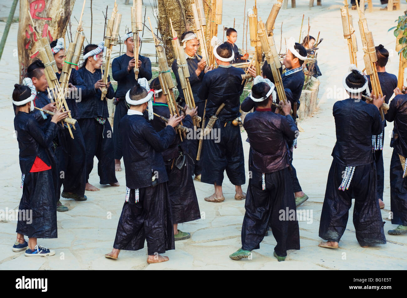 Miao minoranza etnica riproduzione di gruppi musicali tradizionali strumenti di bambù Al Basha, Guizhou, Cina e Asia Foto Stock