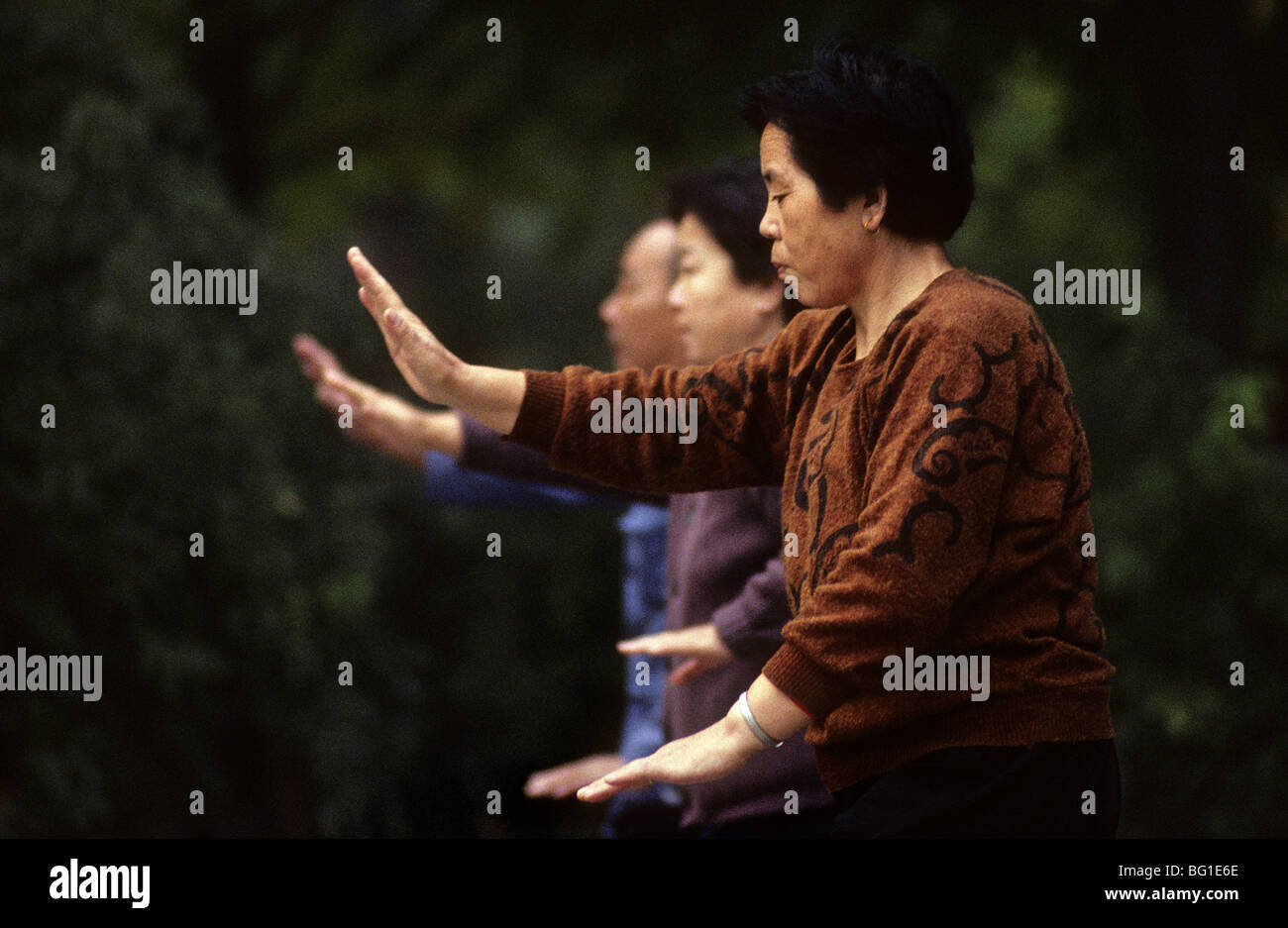 Un gruppo di donne a fare Tai Chi in un piccolo parco di quartiere a Pechino in Cina Foto Stock