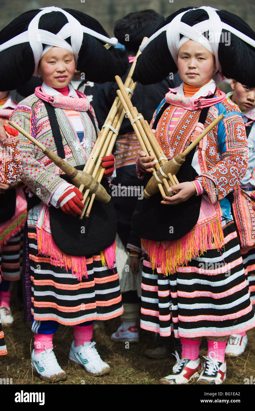 Long Horn Miao donne a capodanno nuovo anno lunare festival celebrazioni in Sugao villaggio etnico, Guizhou, Cina e Asia Foto Stock