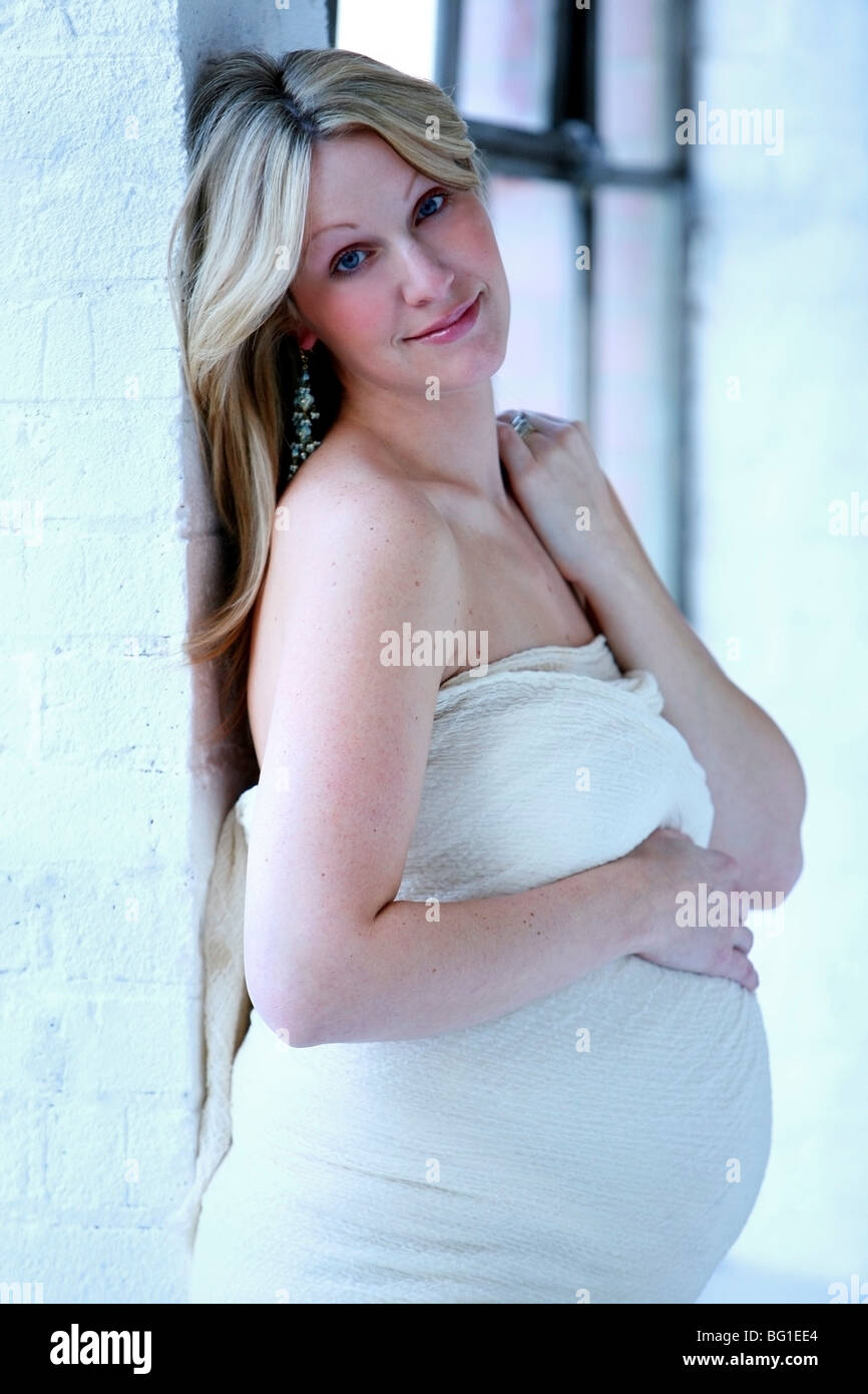 Ritratto di una donna in stato di gravidanza Foto Stock