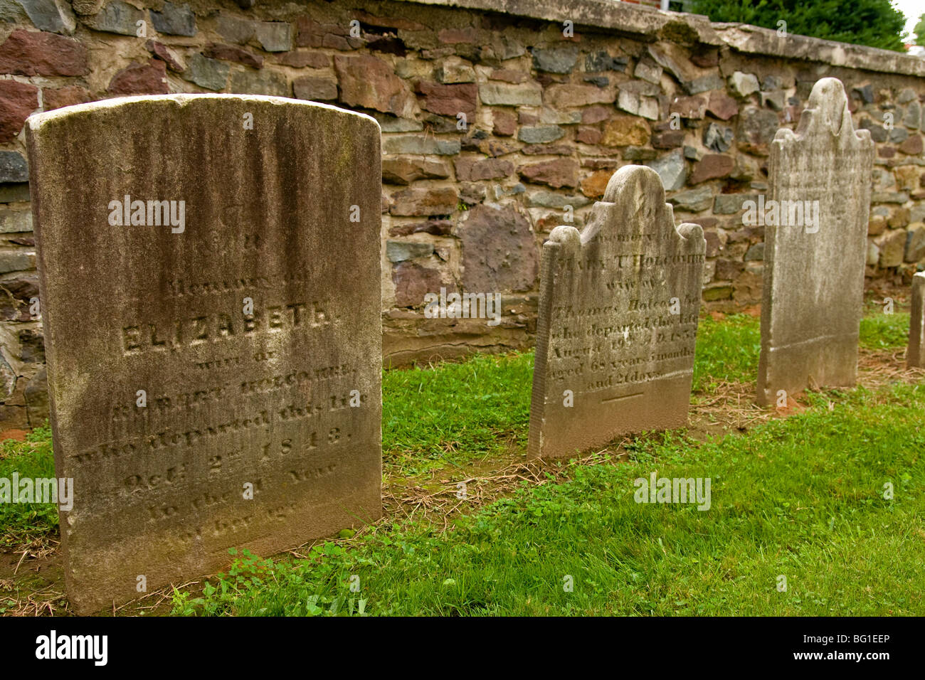 Weathered pietre tombali risalenti al 1843 e 1836. Foto Stock