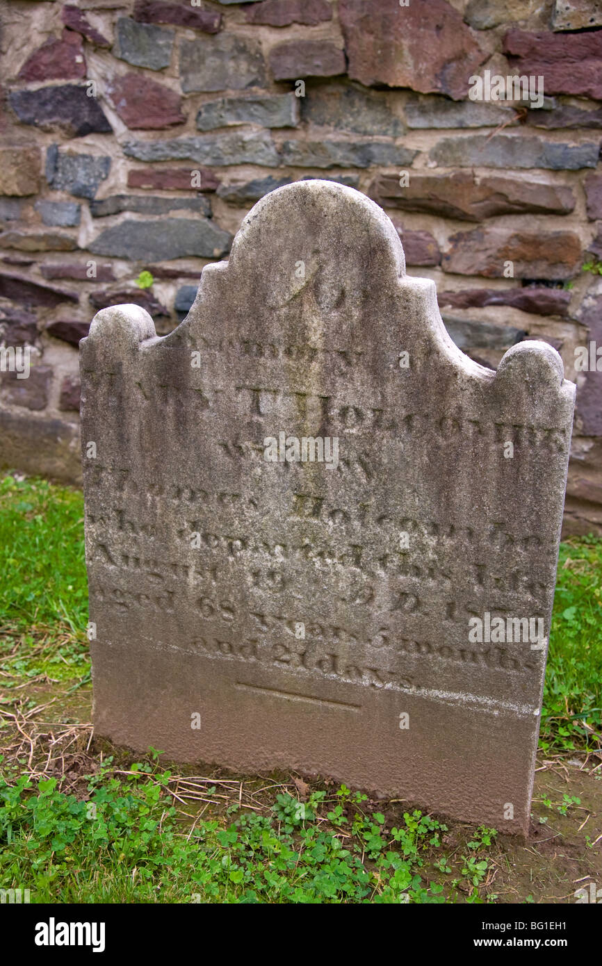 Weathered pietra tombale risalente al 1836. Foto Stock