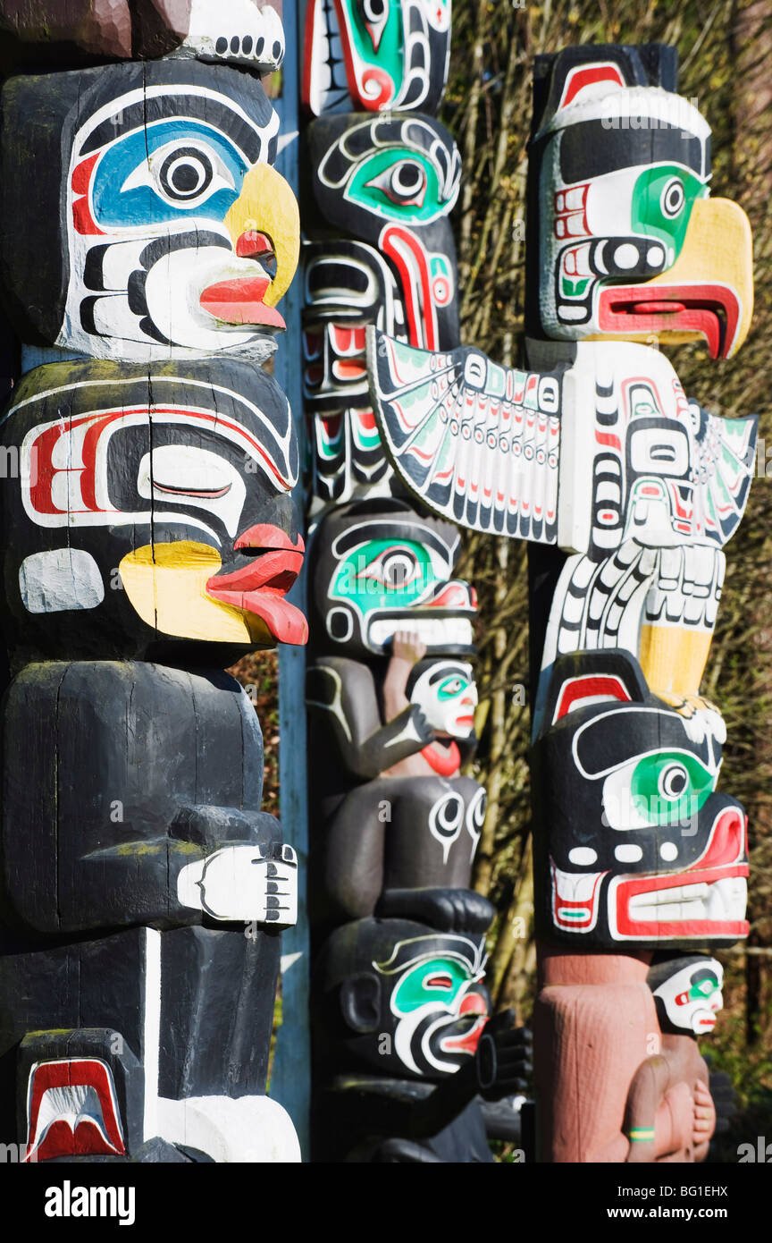 Prima Nazione totem poles a Stanley Park, Vancouver, British Columbia, Canada, America del Nord Foto Stock