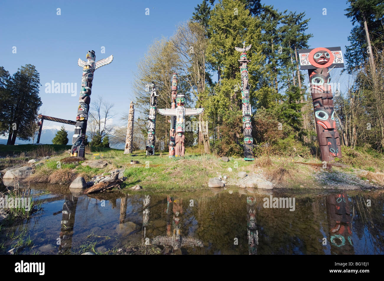 Prima Nazione totem poles a Stanley Park, Vancouver, British Columbia, Canada, America del Nord Foto Stock