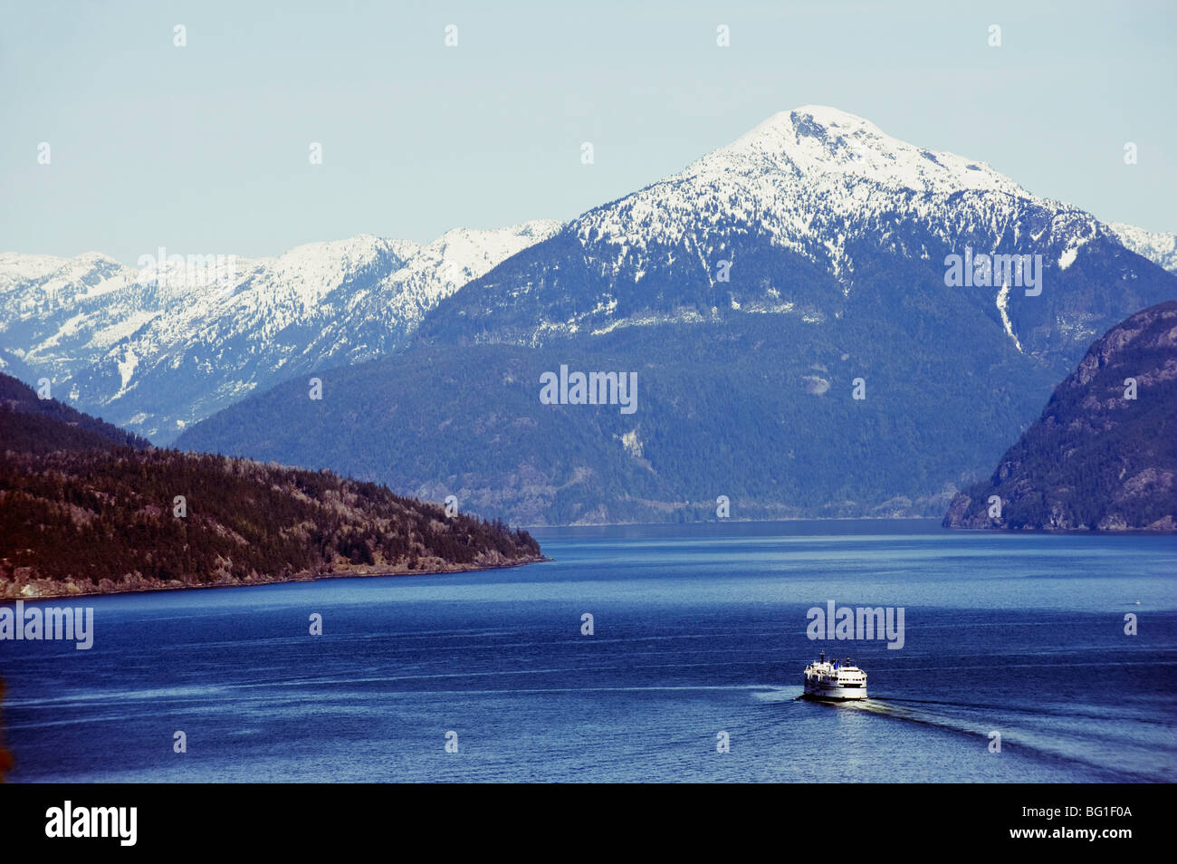 Un traghetto in Howe Sound, panorama e il Sea to Sky Highway, vicino a Vancouver, British Columbia, Canada, America del Nord Foto Stock