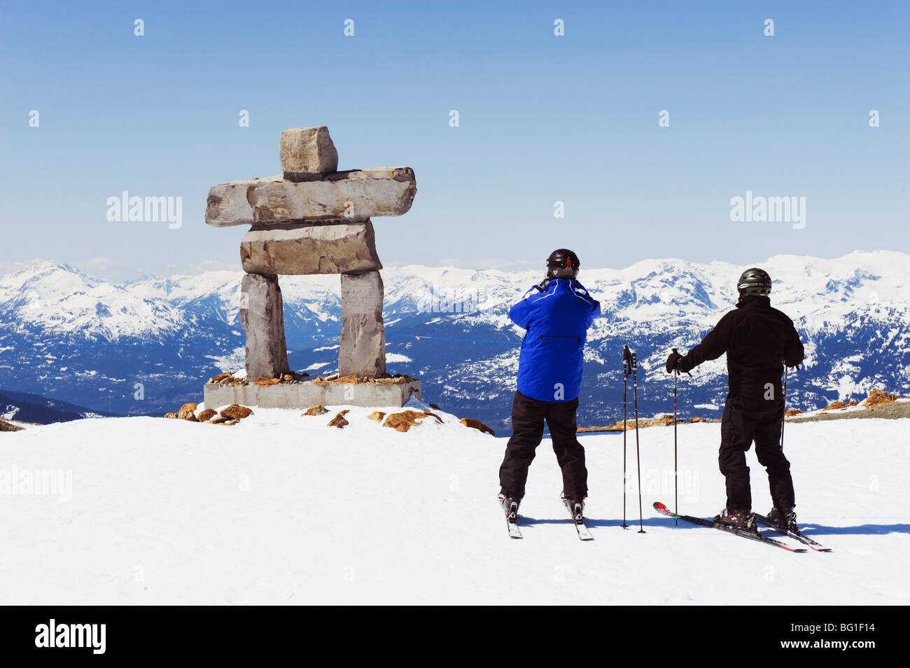 Gli sciatori fotografare un Inukshuk statua, Whistler Mountain Resort, Olimpiadi Invernali 2010 venue, British Columbia, Canada Foto Stock