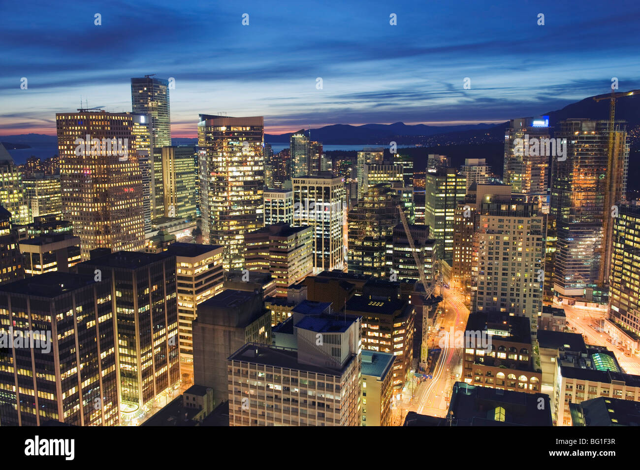 Vista aerea del centro cittadino di notte, Vancouver, British Columbia, Canada, America del Nord Foto Stock