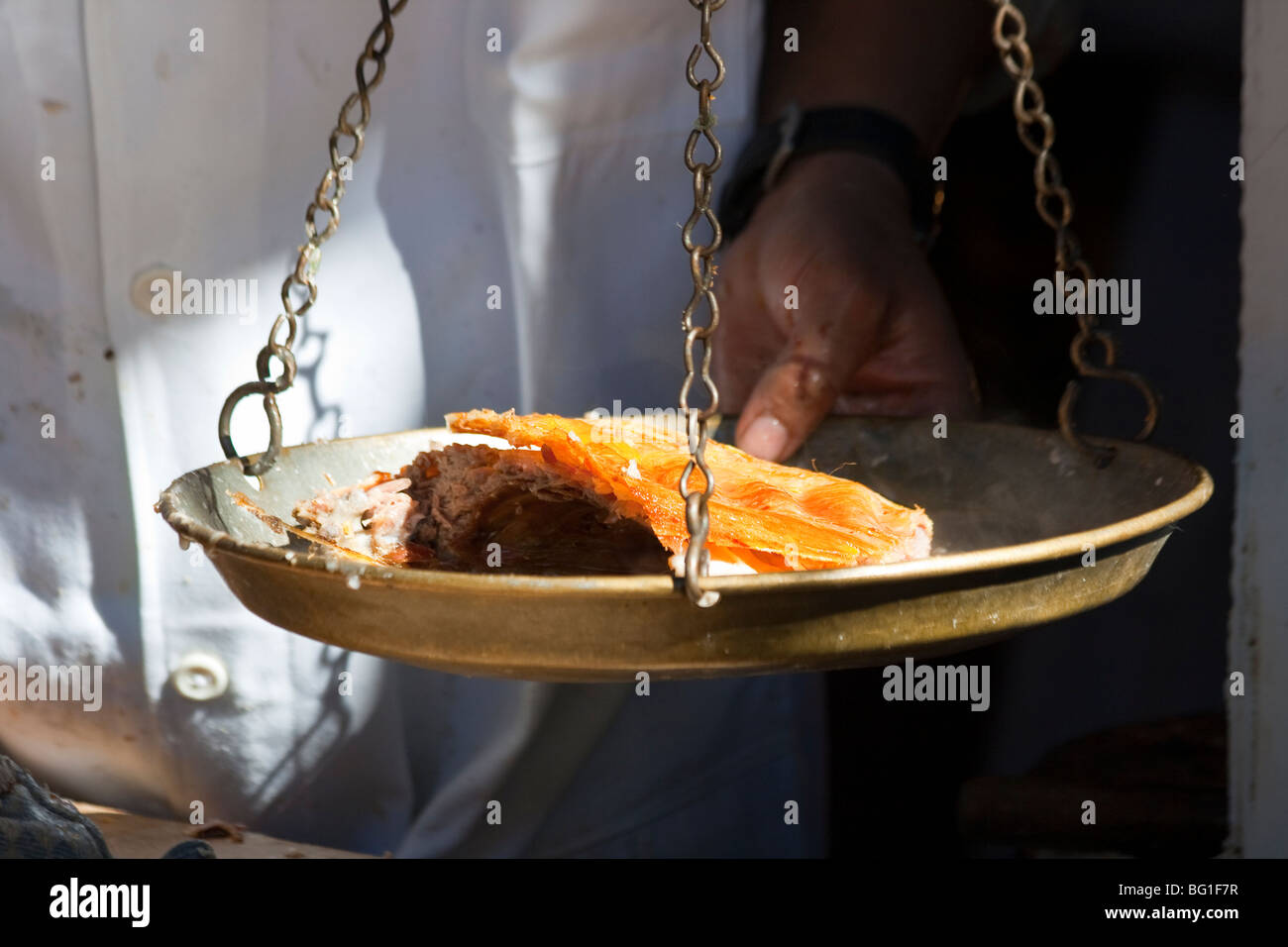 Arrosto di agnello nel mercato a Marrakech in Marocco Foto Stock