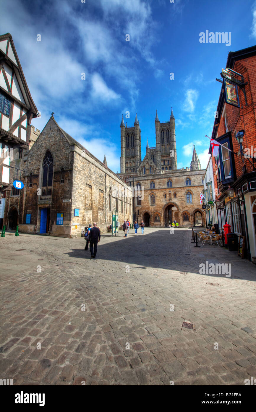 Cattedrale di Lincoln, cielo blu, piazza del castello e di tutta la storia che circonda questa straordinaria zona Foto Stock
