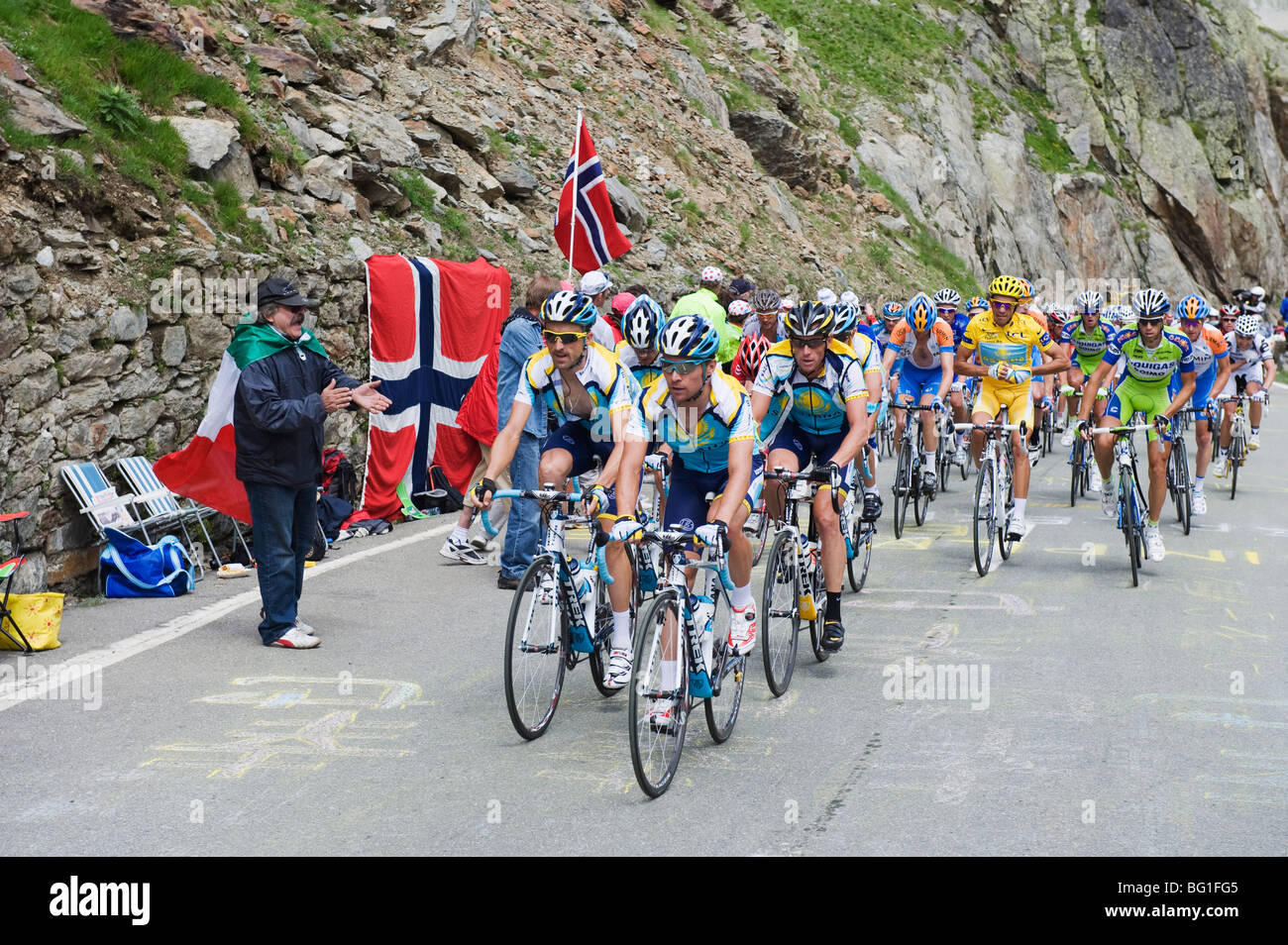 I ciclisti inc. Lance Armstrong e in giallo Alberto Contador, Tour de France 2009, Gran San Bernardo, Vallese, Svizzera Foto Stock