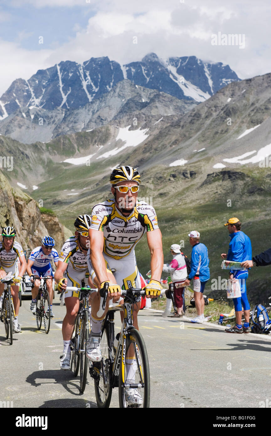 I ciclisti del Tour de France 2009, presso il Gran San Bernardo, Vallese, Svizzera, Europa Foto Stock