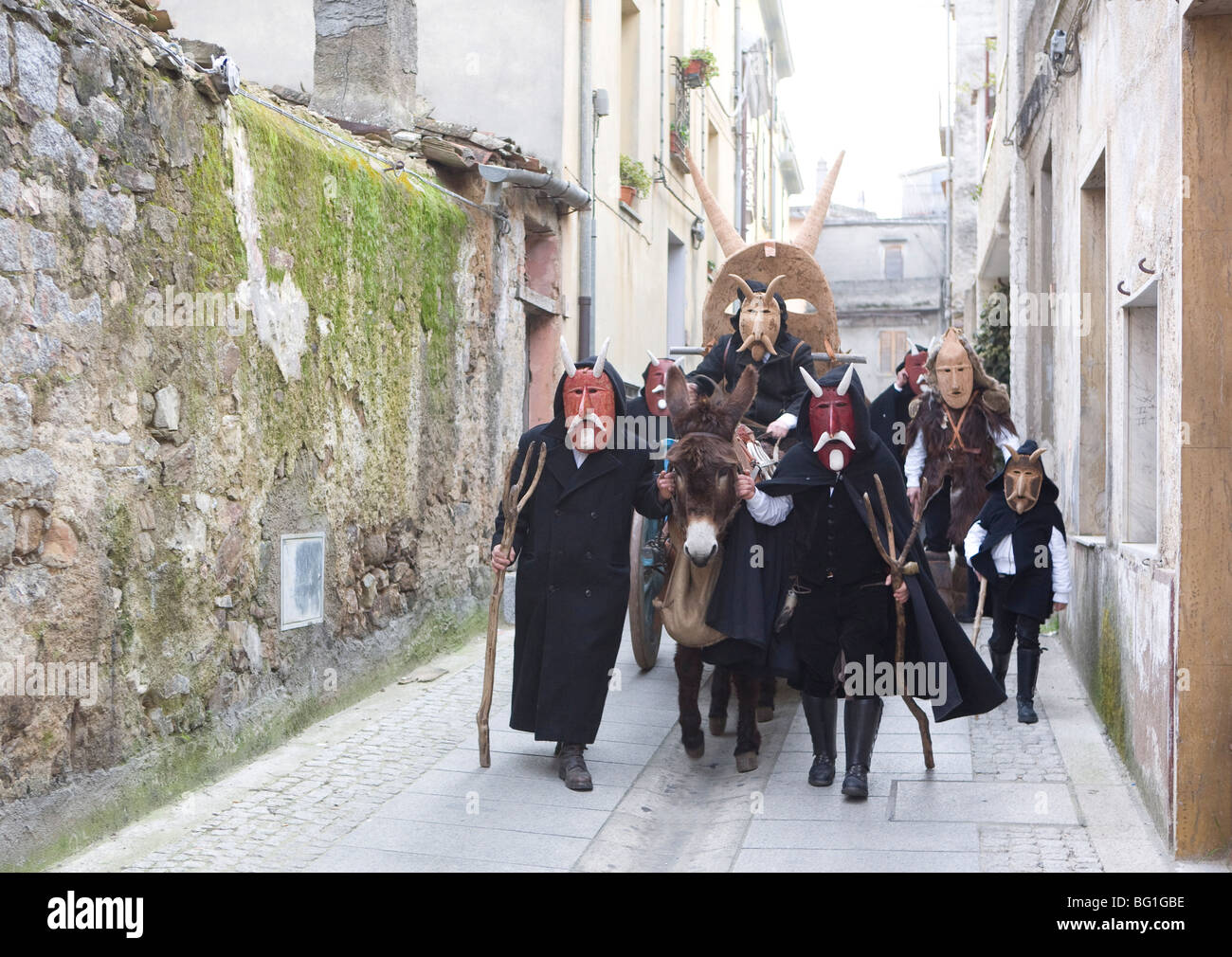 Su Bundu il diavolo il carnevale andando in giro per le strade Orani, la Barbagia, Sardegna, Italia, Europa Foto Stock