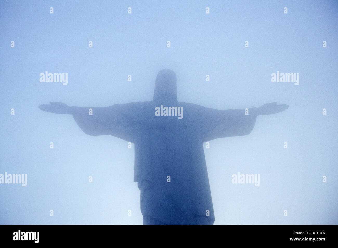 La statua del Cristo Redentore nella nebbia, Rio de Janeiro. La 130 piedi statua si siede in cima al Corcovado (gobbo) montagna fu originariamente costruito come un simbolo di pace Foto Stock