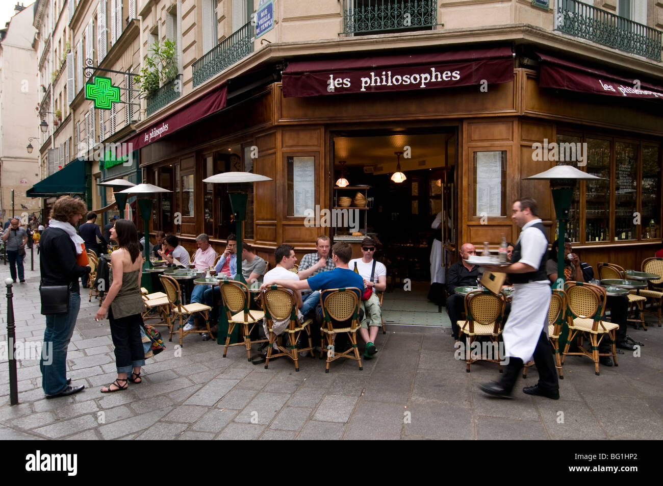 Les Philosophes Brasserie, Rue Vieille du Temple, Quartiere di Marais, Parigi, Francia, Europa Foto Stock