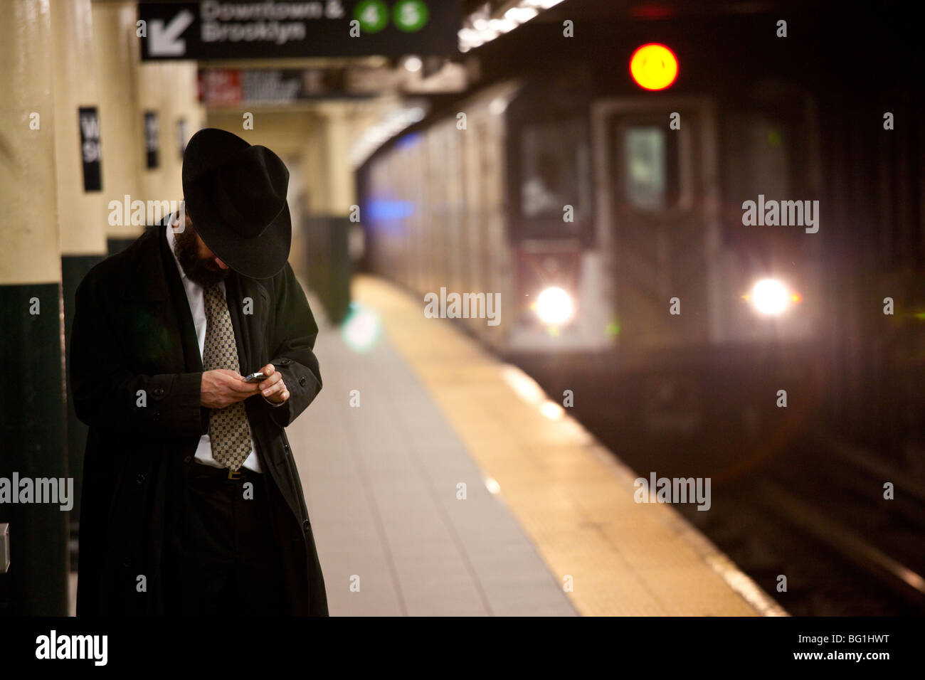Ebreo Hasidic Uomo su una piattaforma della metropolitana a Manhattan, New York Foto Stock