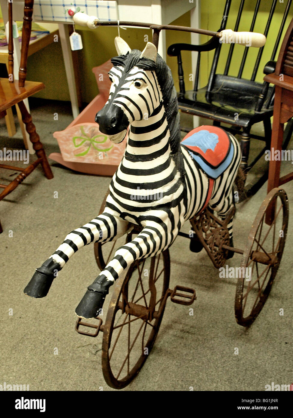 Bambini bambini bambino triciclo bike zebra scolpite tre ruote sedile rosso Foto Stock