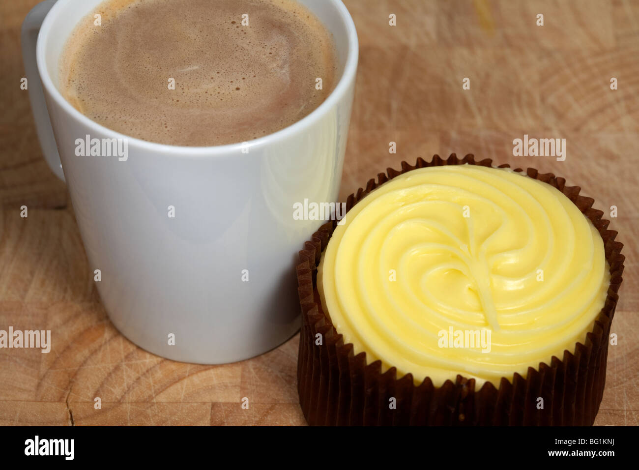 Tazza di caffè con giallo cupcake con glassa smerigliato mattina pomeriggio snack Foto Stock