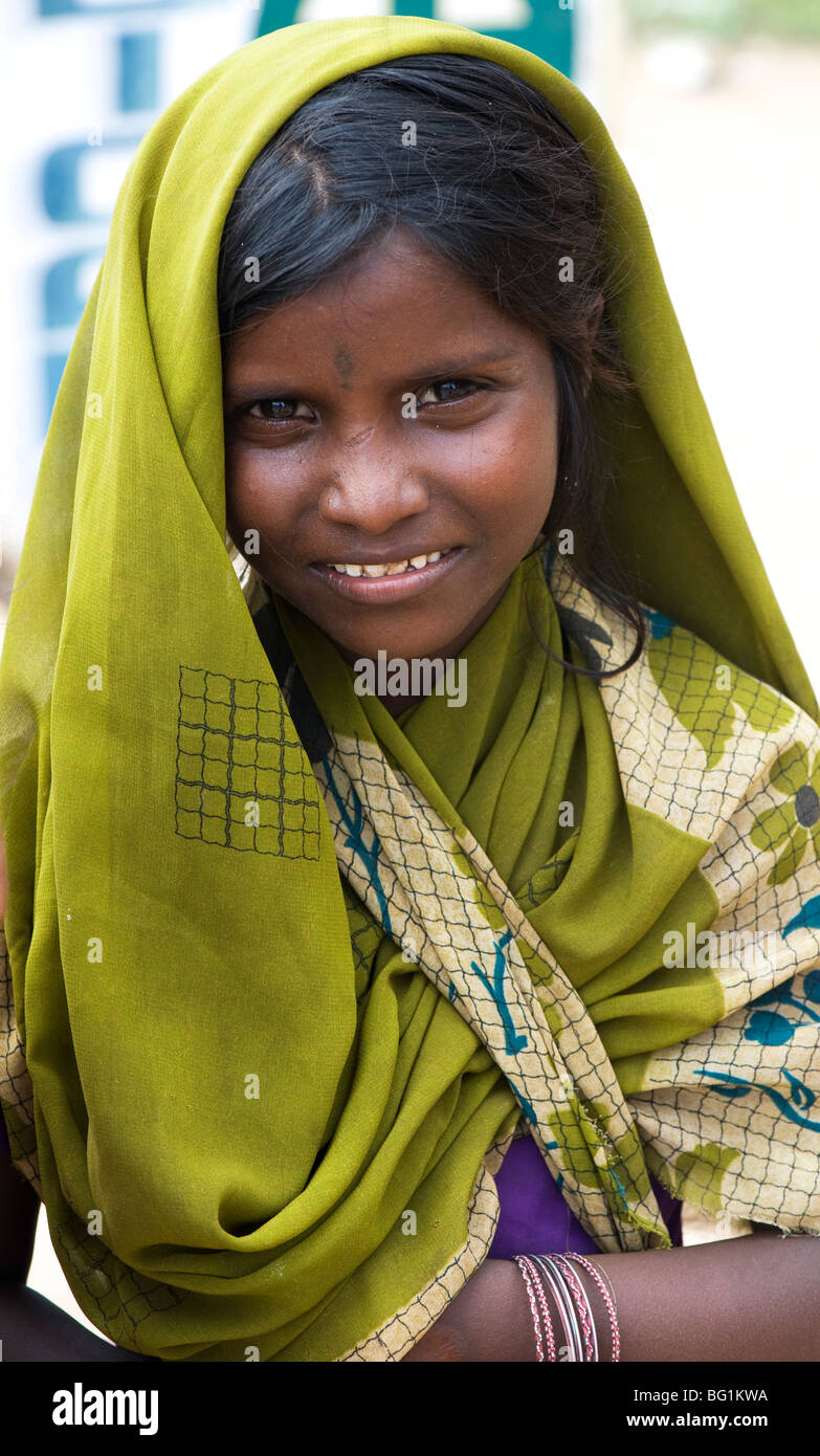 Povero indiano street ritratto bambina indossa un scialle verde Foto stock  - Alamy
