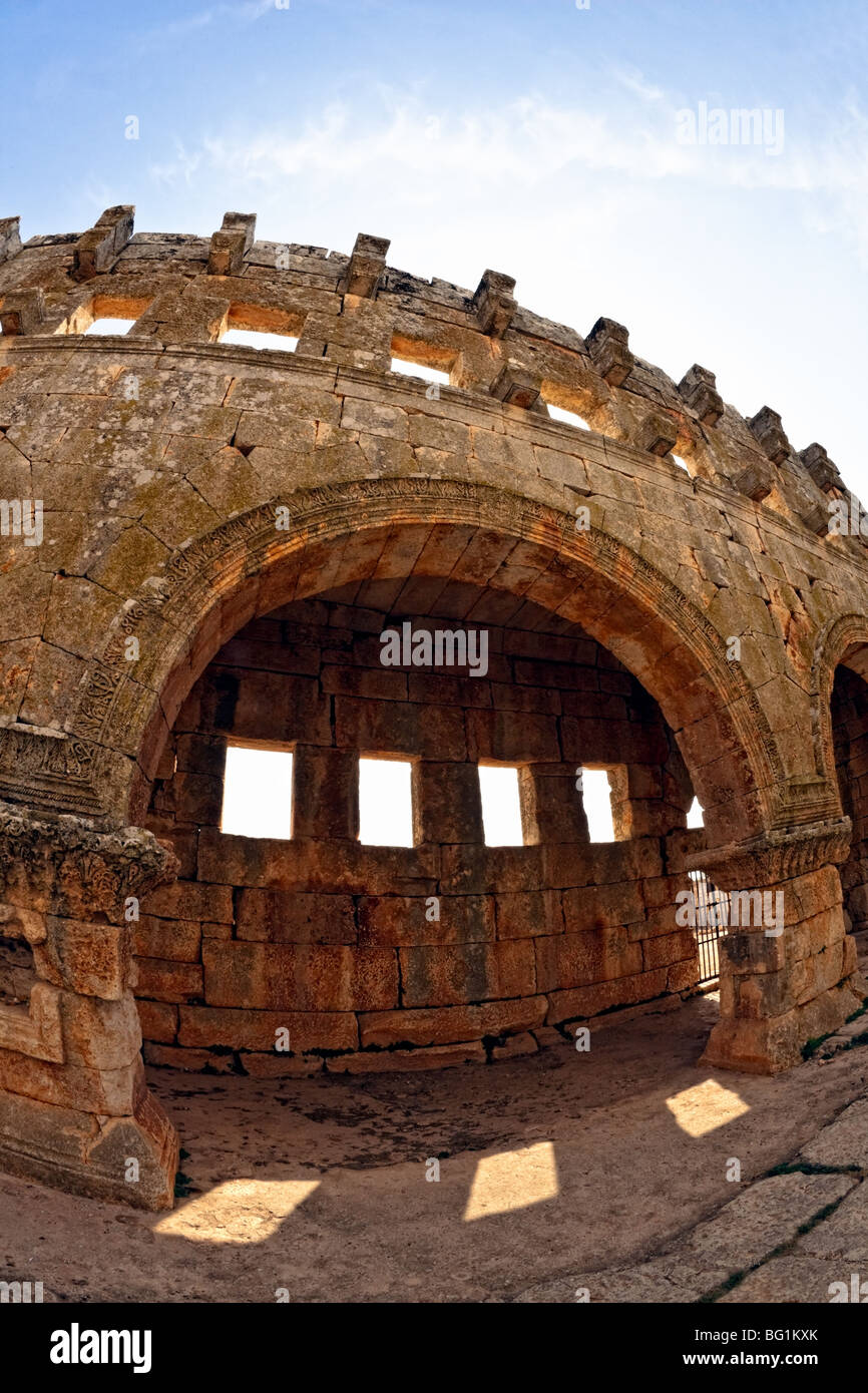 Questo è uno dei migliori conservati siriano bizantino - edificio ecclesiastico (V secolo). A tre navate cattedrale. Fish Eye shot. Foto Stock