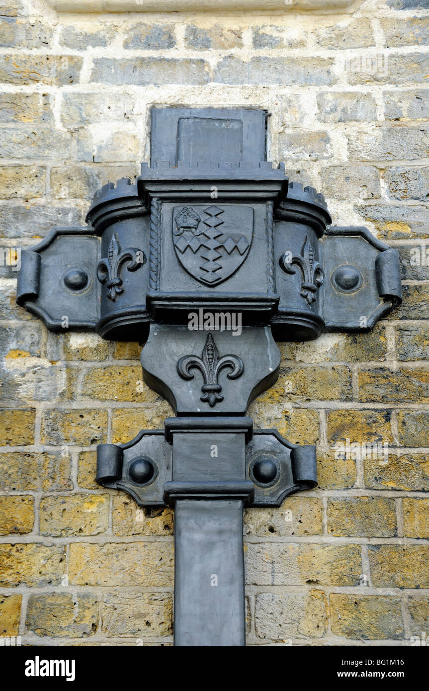 Ornati in tramoggia della parte iniziale dello scarico e la Southwark Cathedral Londra Inghilterra REGNO UNITO Foto Stock