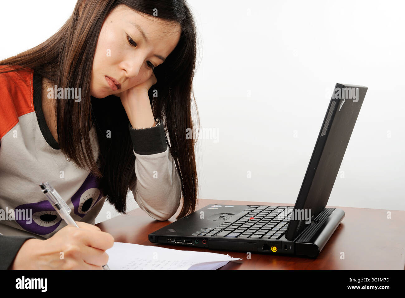 Donna di carriera durante il lavoro Foto Stock