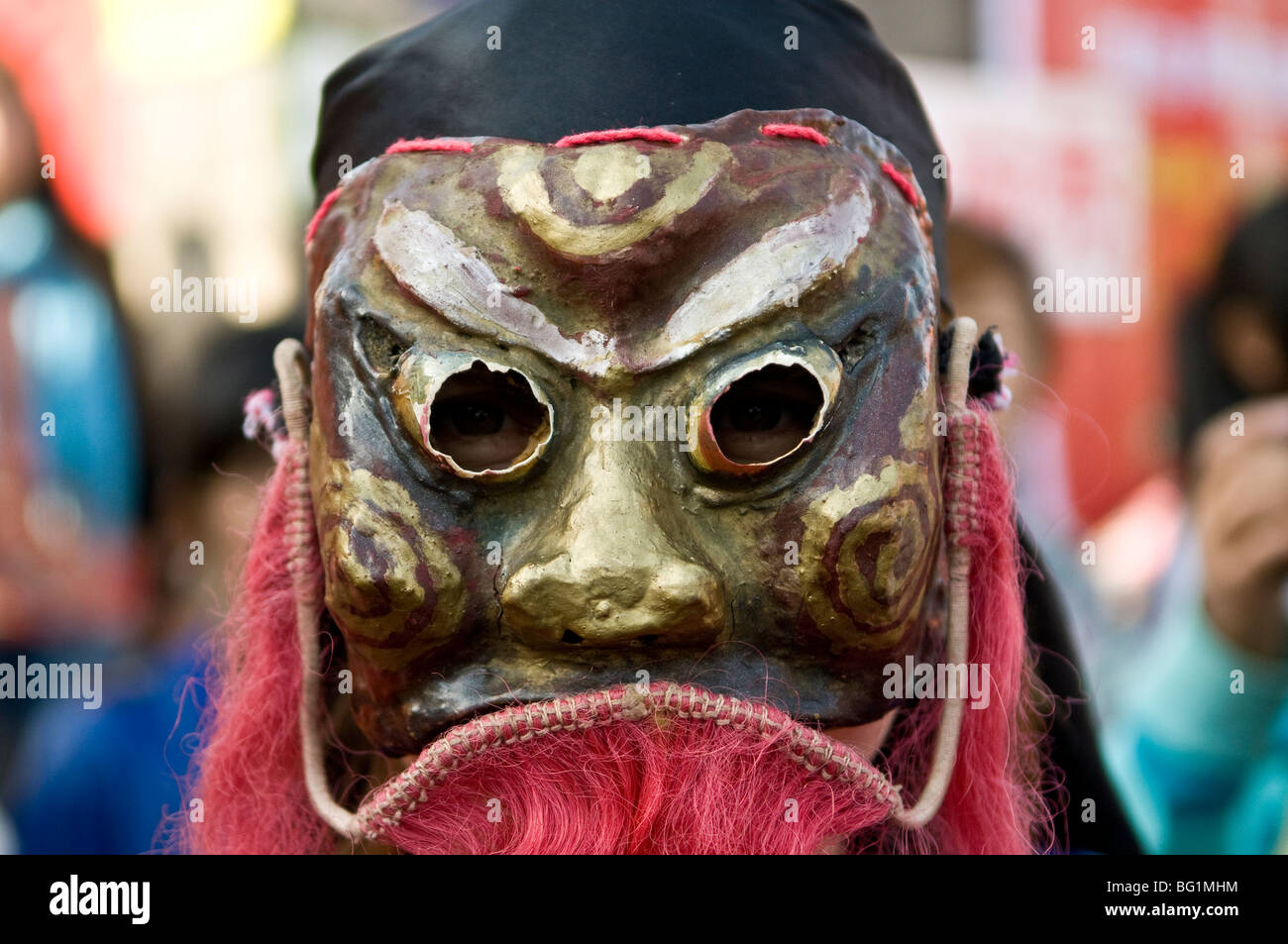 Cinese tradizionale maschera durante una performance colorato in Ping Yao, Cina. Foto Stock